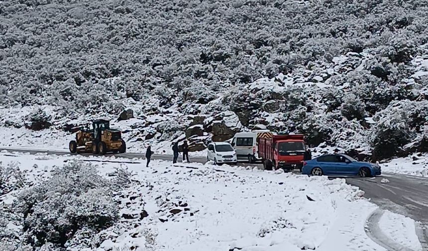 İzmir’de karda mahsur kalan araçlar kurtarıldı