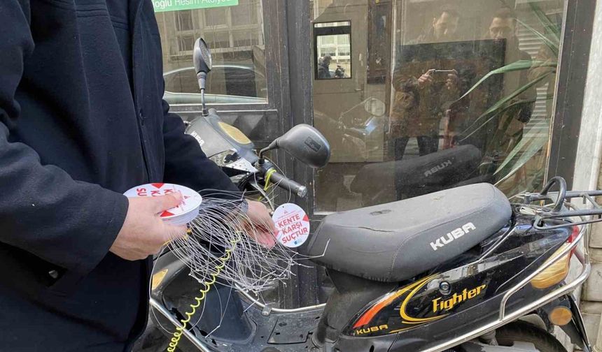 Kadıköy’de kaldırımları işgal eden motosikletlere ’kente karşı suçtur’ yazılı etiket asıldı