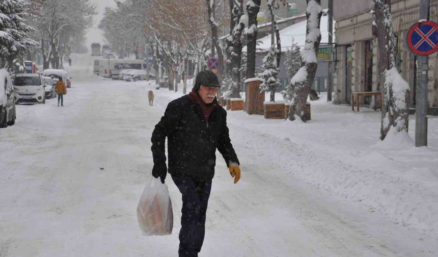 Kars’ta kar yağışı hayatı olumsuz etkiliyor