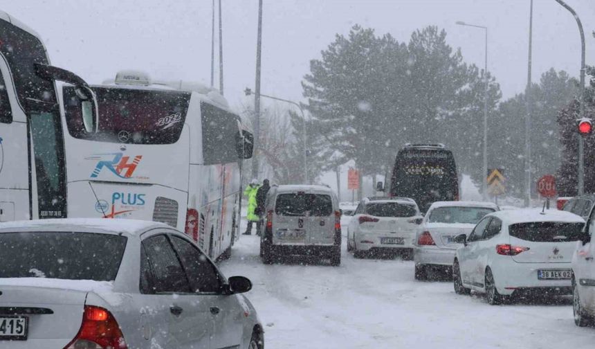 Kırşehir’de ulaşıma ’kar sürgünü’ engeli
