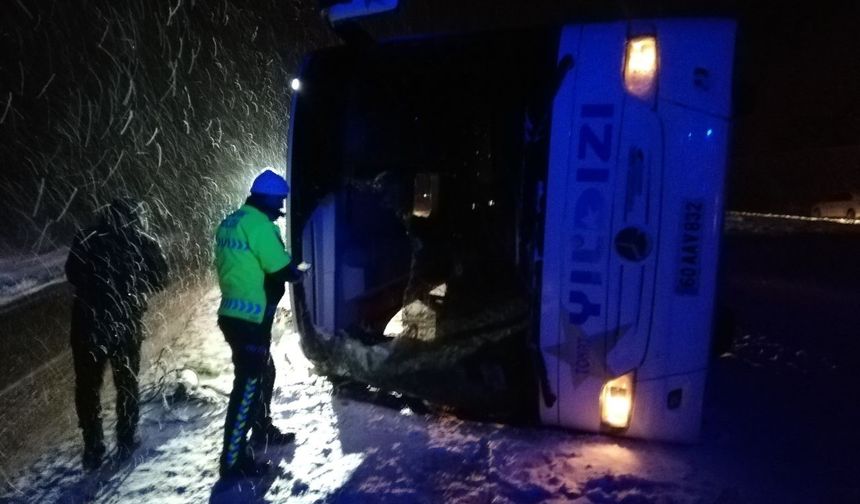 Kontrolden çıkan otobüs şarampole devrildi: Muavin öldü, 13 yolcu yaralandı