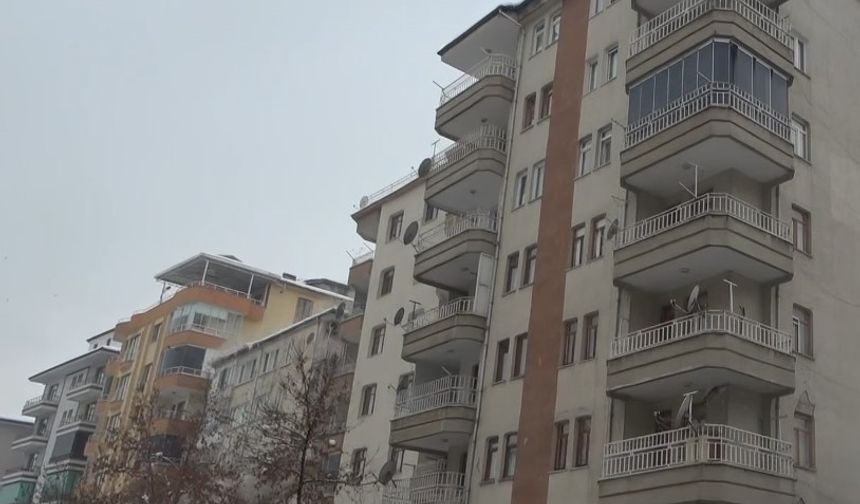 Malatya’da 6 katlı binanın çökme anı kamerada