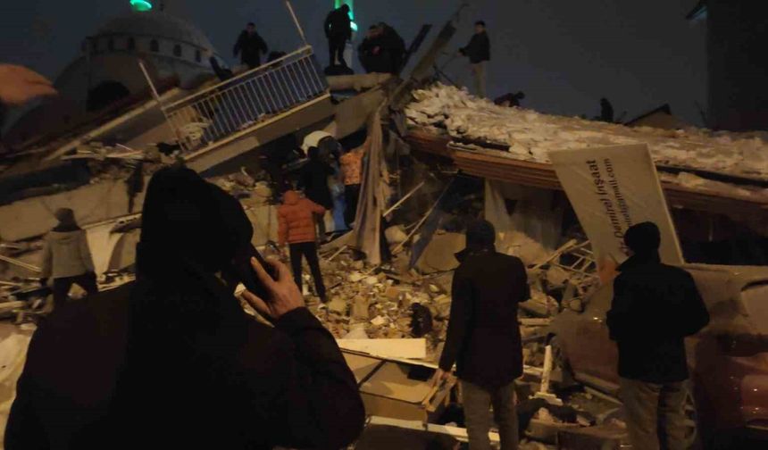 Malatya’da çok sayıda bina çöktü, enkazda aramalar sürüyor