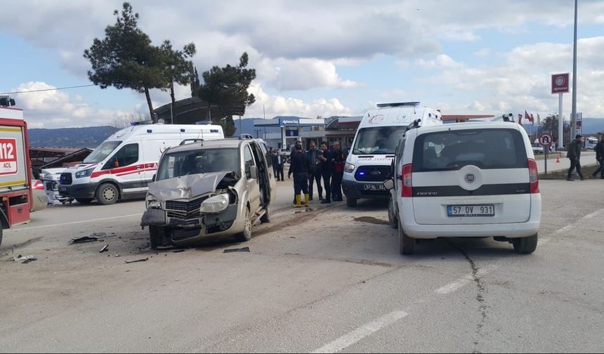 Sinop’ta iki hafif ticari araç çarpıştı: 10 yaralı