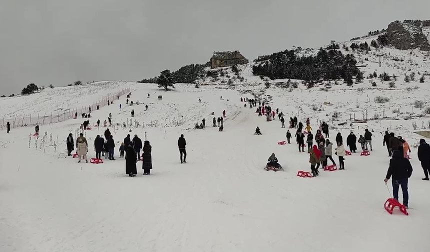 Tatilin son gününde kayak merkezi doldu taştı