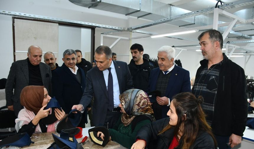 Vali Çuhadar, ASGEM’de ayakkabı üretim atölyelerini gezdi