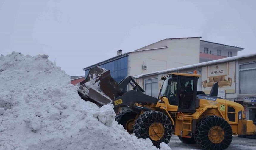 Varto Belediyesi kar nakli çalışması başlattı