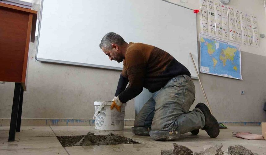 Yüksekova’da 5 fedakar öğretmen, 20 öğrencisiyle köy okulunu onardı