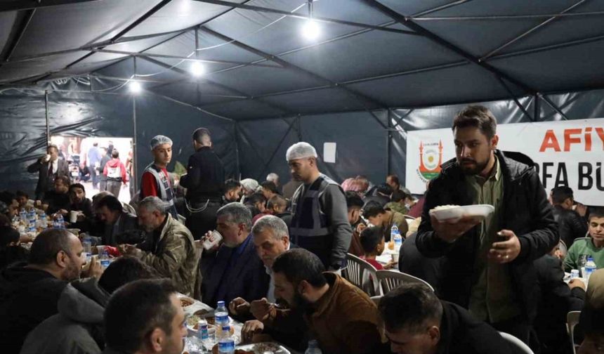 Beyazgül iftar çadırlarını ziyaret ederek vatandaşlarla iftar yaptı