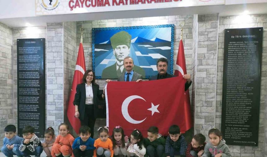 ’Kutsal Emanet’ projesiyle Türk Bayrağını teslim ettiler