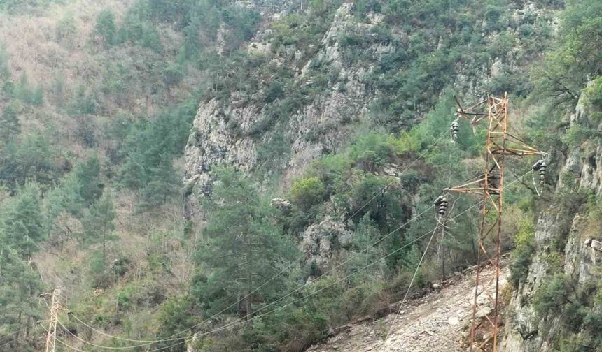 Osmaniye’de artçı depremler sonrası köy yolu kapandı