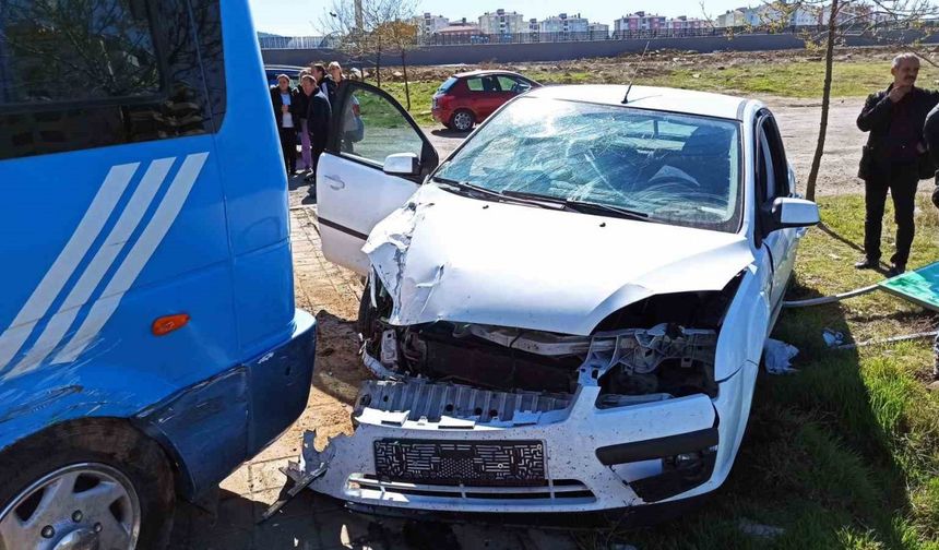 Otomobil minibüse çarptı: 1’i ağır 5 yaralı