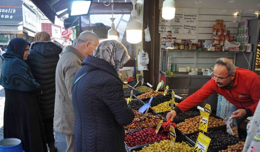 Ramazan hazırlığı yapan vatandaşlar zeytin tezgâhlarının önünü doldurdu