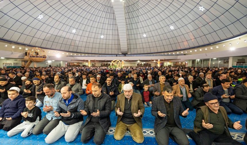 Erzincan'da Ramazan’ın Müjdecisi Mübârek Berât Gecesi Duâ ve Niyâzlarla Edâ Edildi