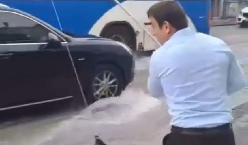Ankara’da vatandaşlar caddelerde oluşan sulara oltalarını salladı