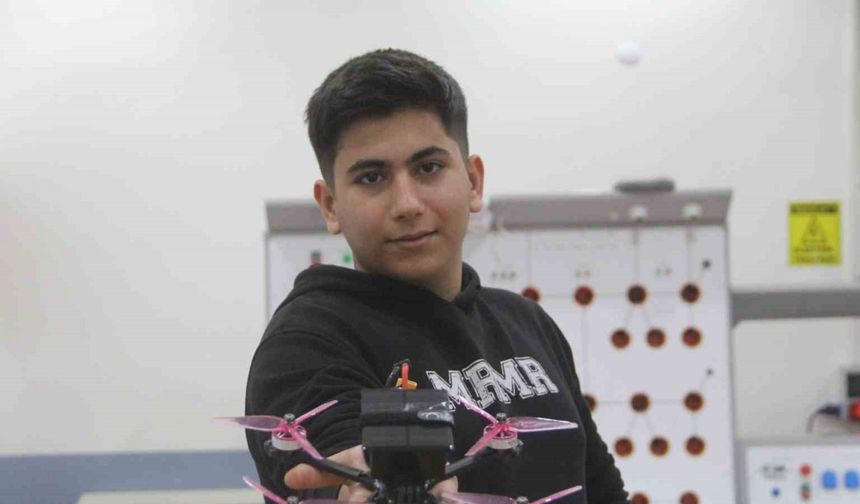 Depremden dolayı yarım kalan hayalini Elazığ’da gerçekleştirdi, güneş enerjili yarış dronu yaptı