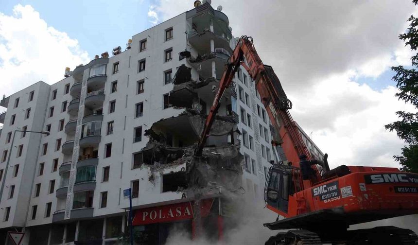 Diyarbakır’da depremde 6-7 kolonu patlayan binanın yıkımına başlandı