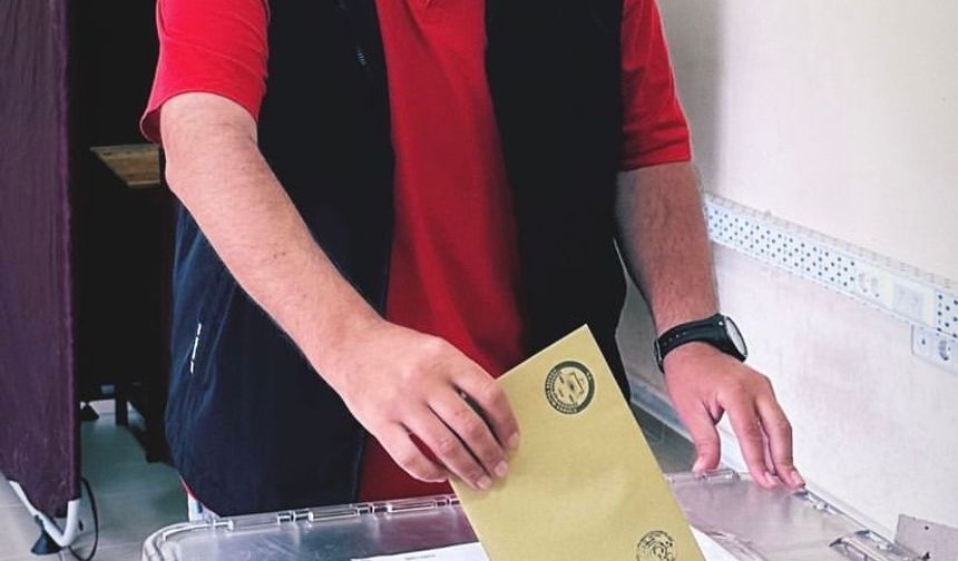 Ünlü komedyen Ata Demirer, Cumhurbaşkanlığı seçimi için Bozcaada’da oyunu kullandı