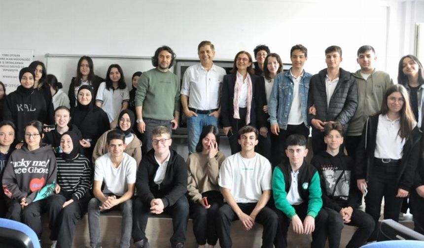 Kocaeli'de liselilere tiyatronun eğitimdeki yeri anlatıldı