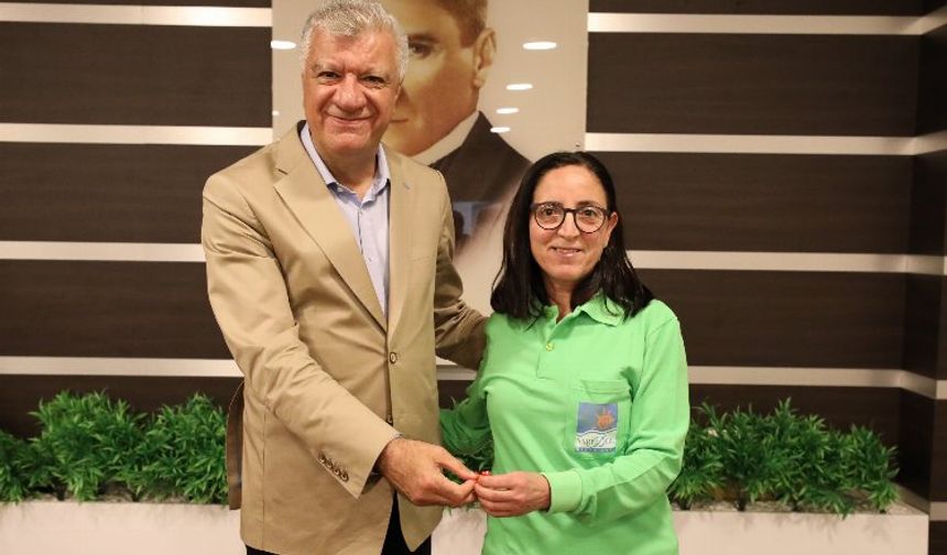 Narlıdere'de ayın personeli hediyesini aldı
