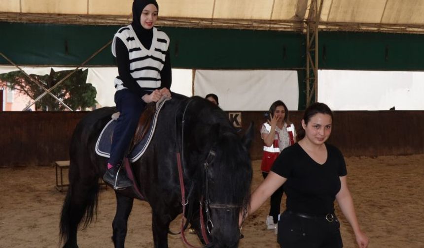 YADEV öğrencileri Atlı Spor'da doyasıya eğlendi