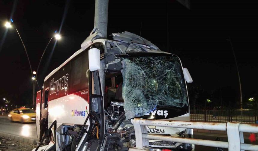 Adana’da havaalanına yolcu götüren midibüs kaza yaptı: 5 yaralı
