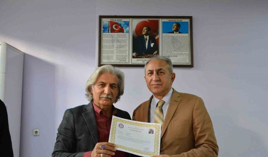 Emekliye ayrılacak olan 41 yıllık eğitimci Bülent Tonoz’a başarı belgesi