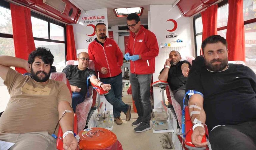 Gazetecilerden Kızılay’a kan bağışı