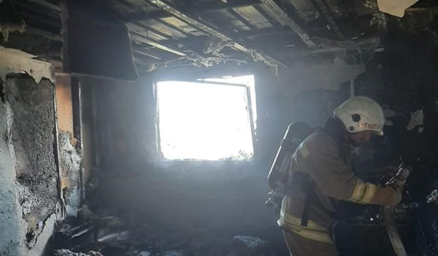 Hatay’da prefabrik yapıda çıkan yangını itfaiye ekipleri söndürdü