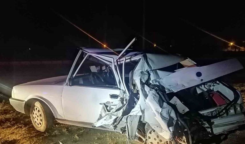 Kamyonet sürücüsünün otomobile çarpıp kaçtığı kazada 1 kişi yaralandı