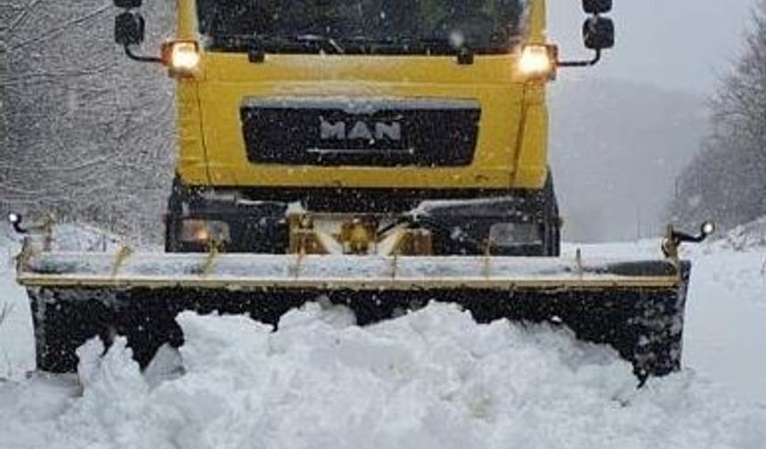 Kırklareli’de kardan kapanan köy yolları açıldı