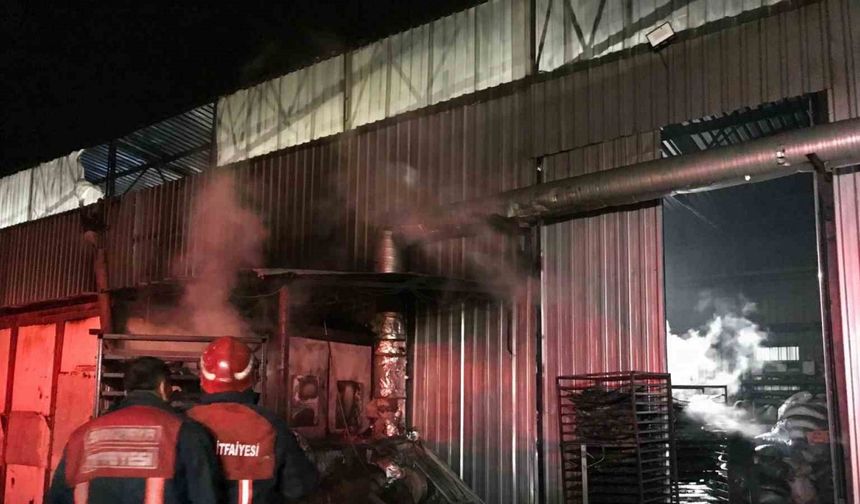 Sakarya’da mangal kömürü üretim tesisinde yangın