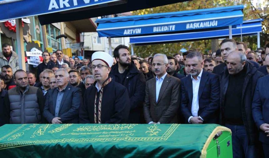 Bakan Uraloğlu, hayatını kaybeden AK Parti Artvin Gençlik Kolları Başkanının cenazesine katıldı