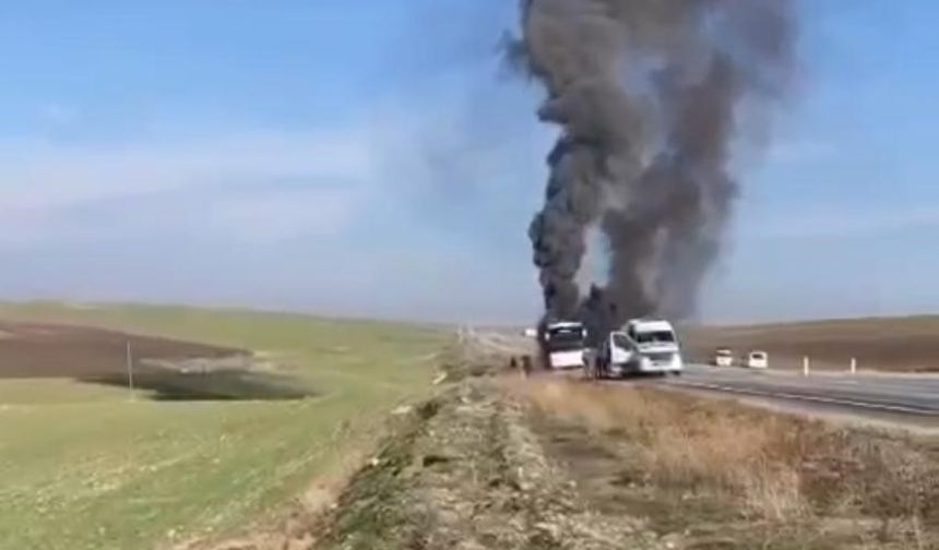 Diyarbakır’da yolcu otobüsü alevlere teslim oldu