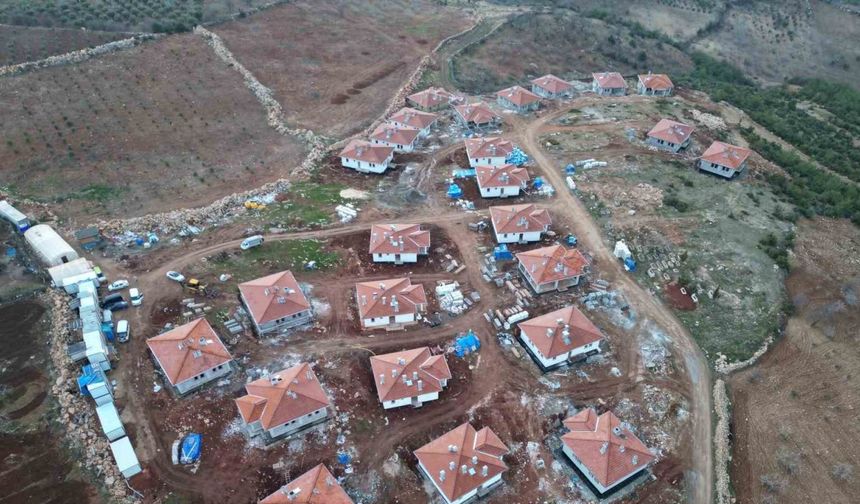 Kilis’te depremzedeler için yapılan köy evlerinin inşası sürüyor