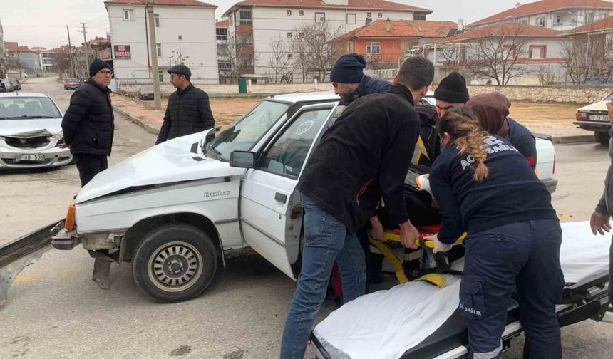 Karaman’da 2 otomobil çarpıştı: 1 yaralı