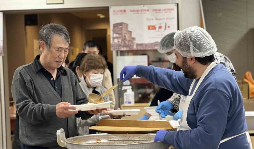 Türk sivil toplum kuruluşlarından Japonya’daki depremzedelere sıcak yemek dağıtımı