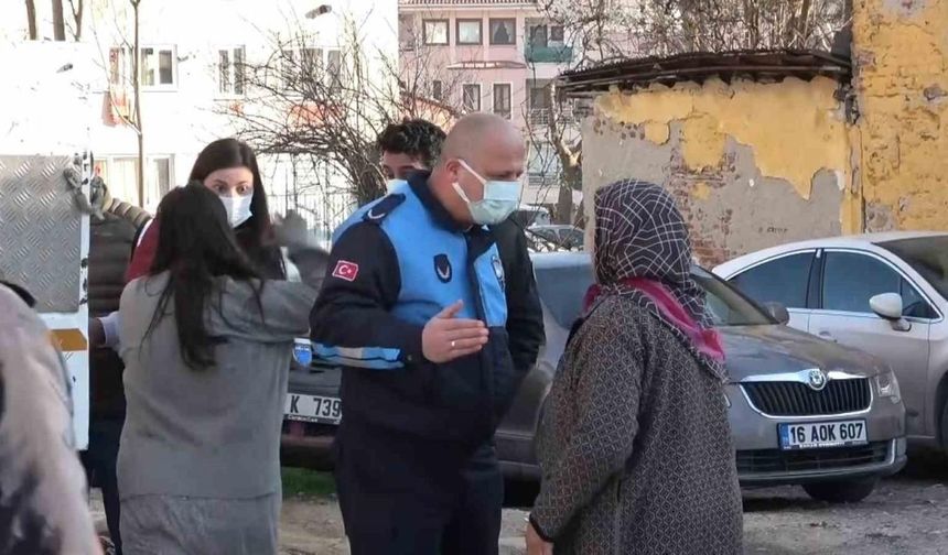 Çöp evi boşaltılan kadın sinir krizi geçirdi, kendisini sakinleştirmek isteyen polislere saldırdı
