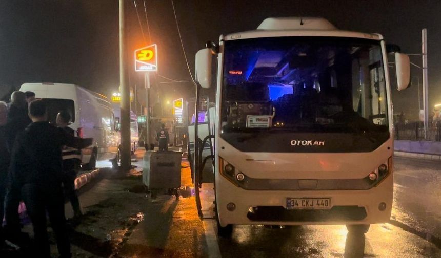 Tur otobüsü aydınlatma direğine çarptı: 10 yaralı