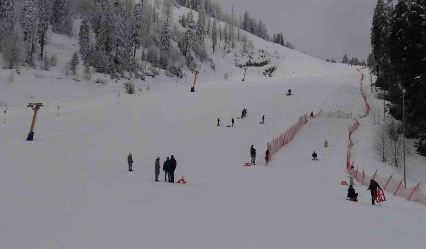 Artvin Atabarı Kayak Merkezi Mart ayında yağan karla birlikte yine kayak severlerin ilgi odağı oldu