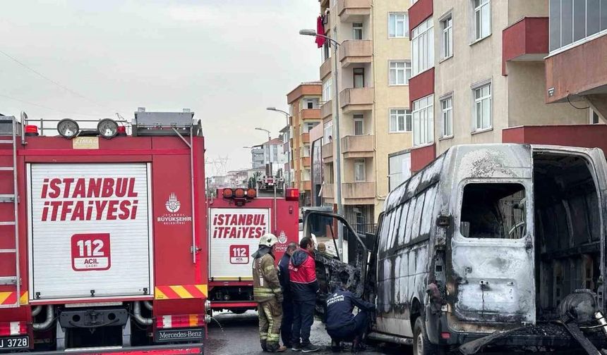 Ataşehir’de vatandaşlar kaputu açtı, aracı alevler sardı