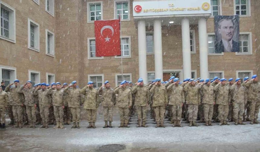 Beytüşşebap’ta Mehmetçik ve öğrenciler kar altında Çanakkale Zaferini kutladı
