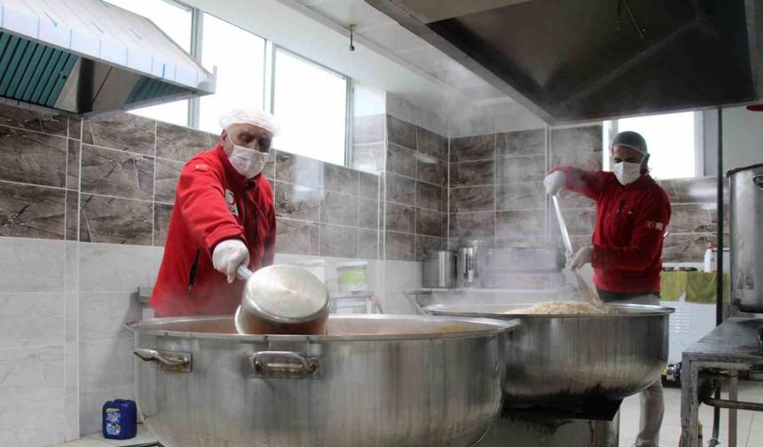 Bingöl’de Türk Kızılayı, Ramazan ayında ihtiyaç sahipleri için sıcak yemekler pişiriyor