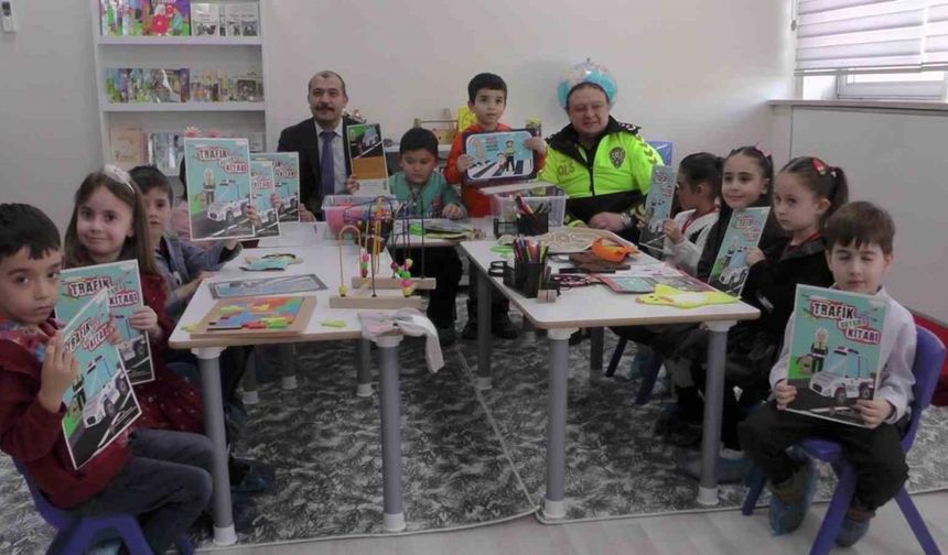 Çocuklar, İstiklal Marşı okuyarak Akif’i andı