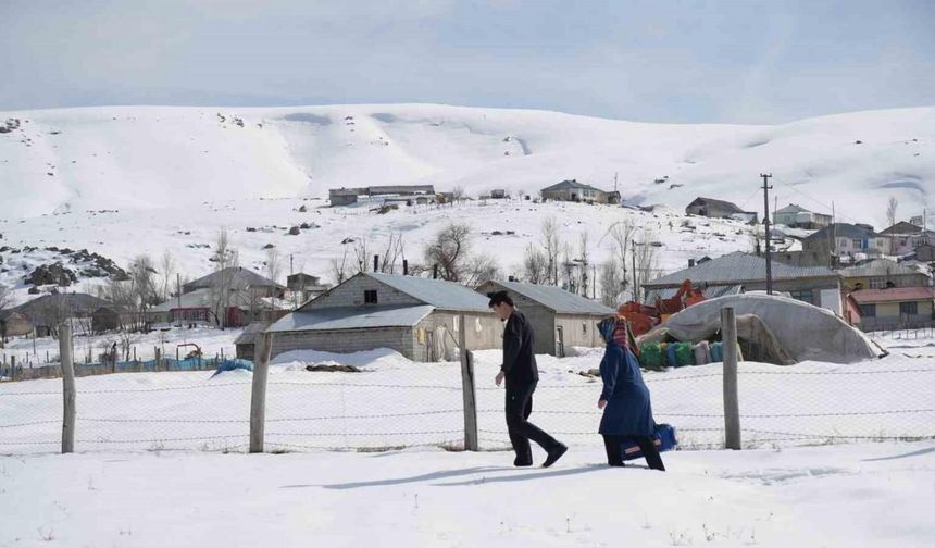 Evde Sağlık Birimi ekipleri karla kaplı köylere giderek hastaları tedavi ediyor