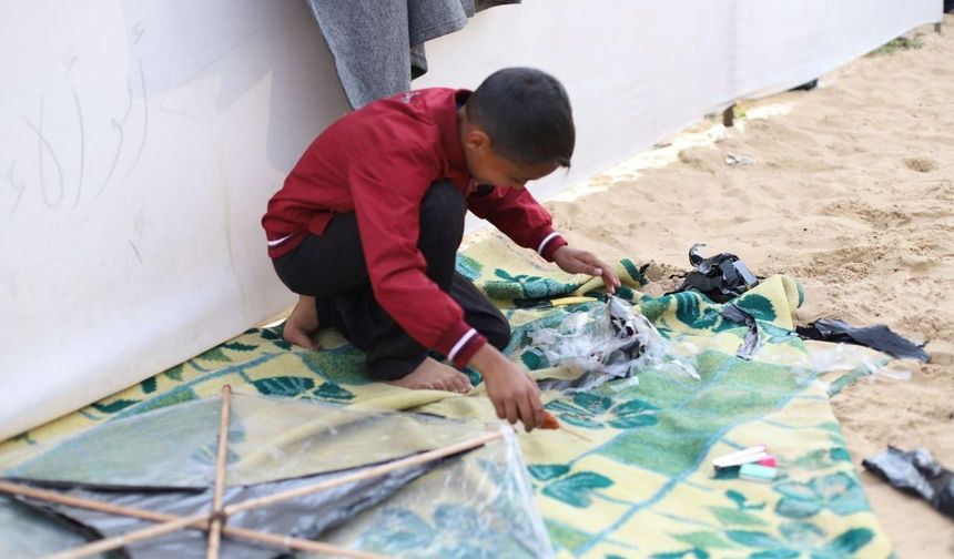 Gazze’de çocuklar acılarını uçurtmalarla unutmaya çalışıyor
