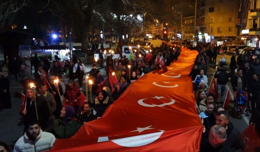 Kırklareli’nde dev Türk bayrağı ile şehitlere saygı yürüyüşü