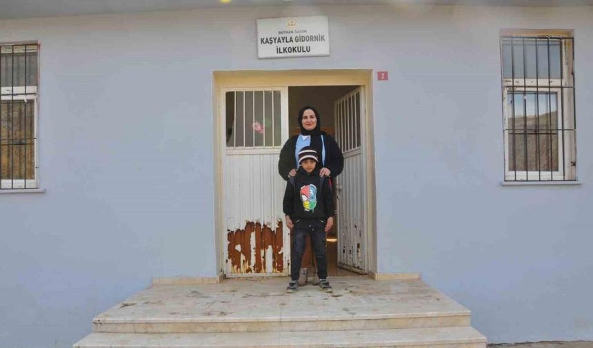 Pınar öğretmen 45 kilometrelik yolu tek öğrencisi için kat ediyor