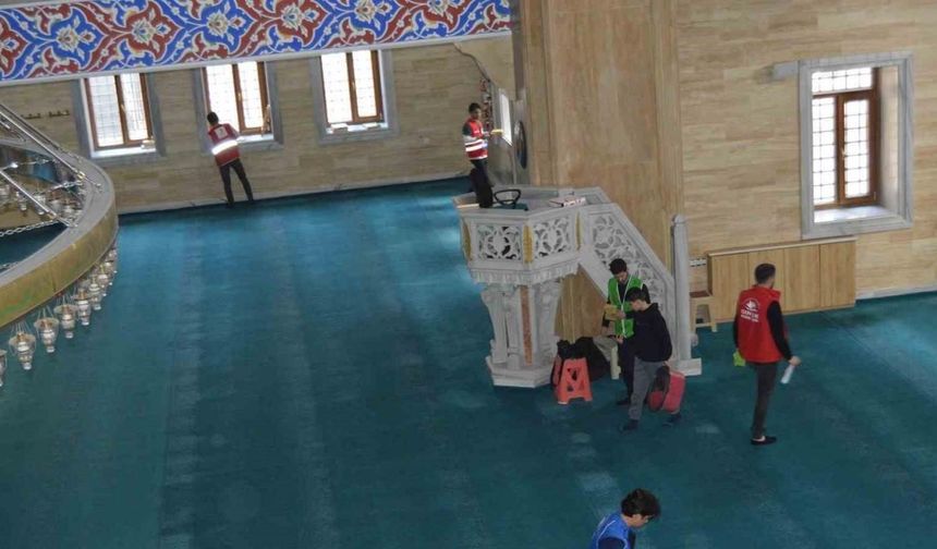 Tatvan’da gönüllülerden ramazan ayına özel camii temizliği