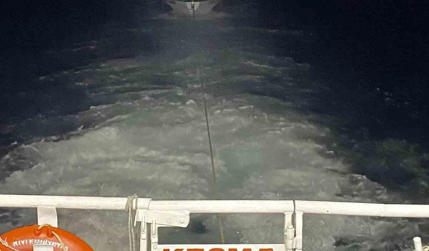 Yeşilköy açıklarında makine arızası yapan tekne sürüklendi, 3 kişi kurtarıldı
